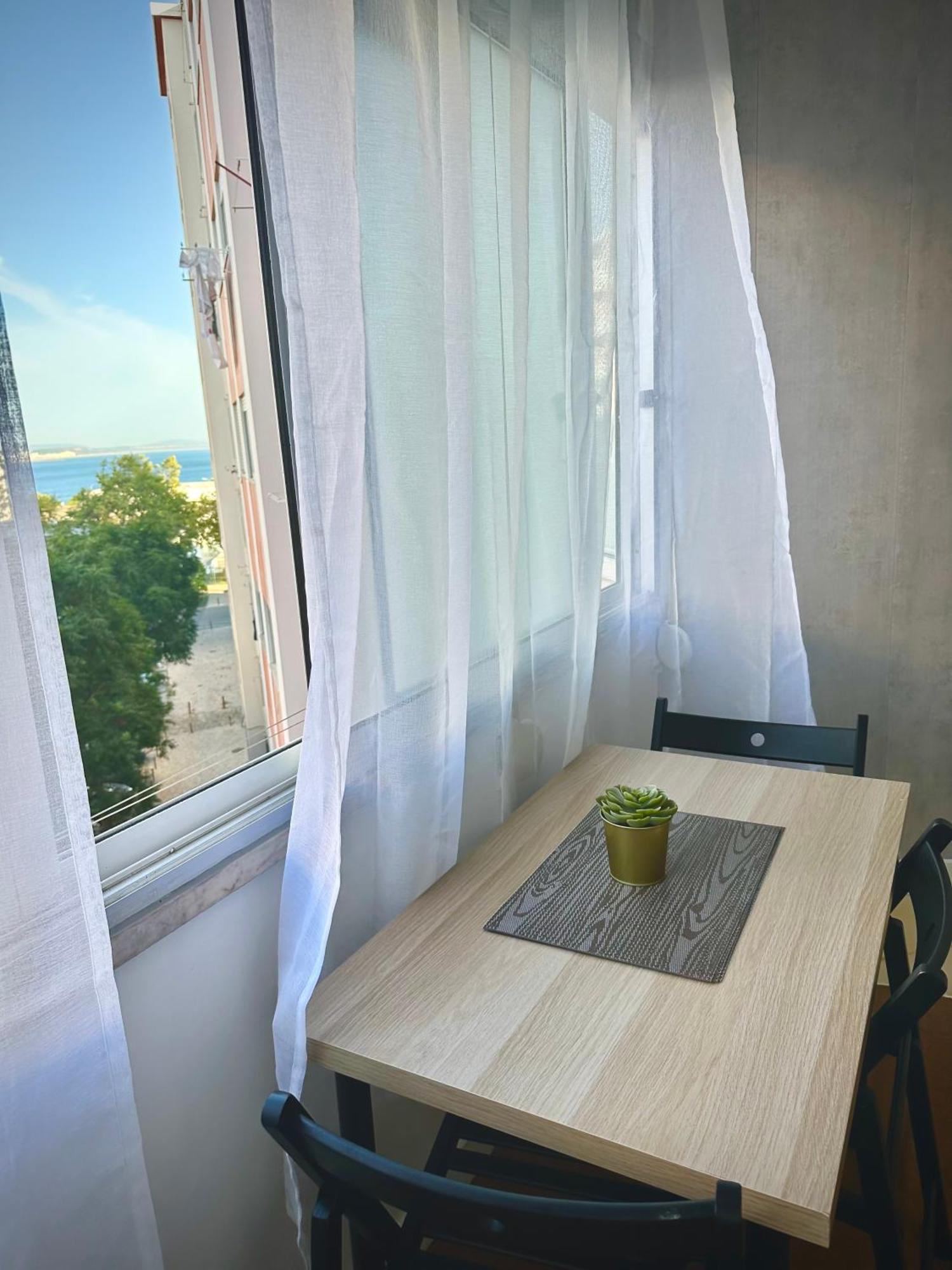 Sea View Apartment & 4 Minutes Walk To The Beach Пасу-де-Аркуш Экстерьер фото